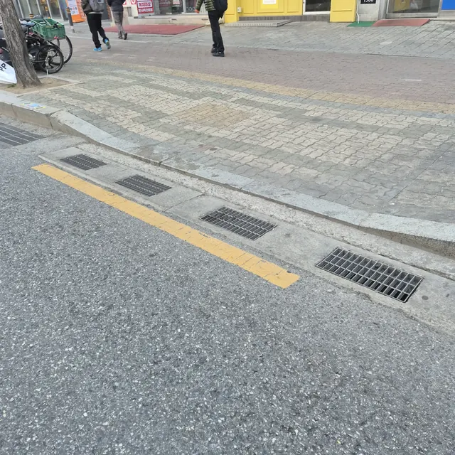 보도블럭철거 전 - 배수구 주변 철거 작업 중 현장