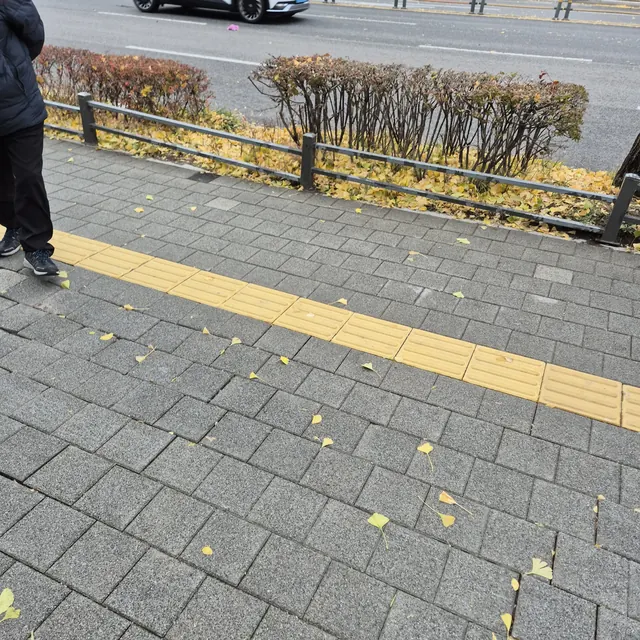 보도블럭업체 시공 전 - 인도 기초 정리 작업 중